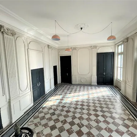 Aux Clefs Des Sacres: Historic In City Center Apartment