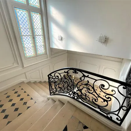 Aux Clefs Des Sacres: Historic In City Center Apartment Reims