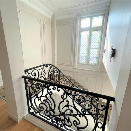 Aux Clefs Des Sacres: Historic In City Center Apartment