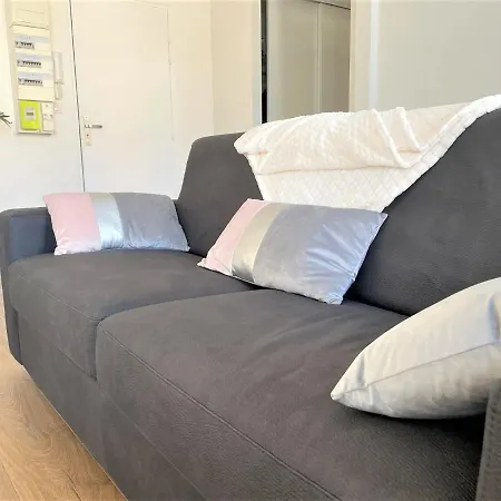 Aux Clefs Des Sacres: Historic In City Center Apartment *