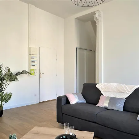 Aux Clefs Des Sacres: Historic In City Center Apartment Reims