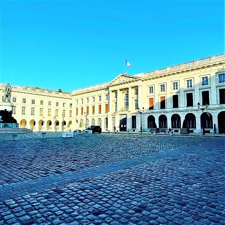 Aux Clefs Des Sacres: Historic In City Center Apartment