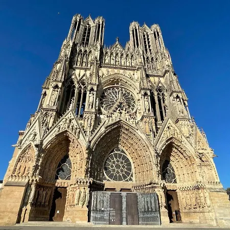 Aux Clefs Des Sacres: Historic In City Center Apartment Reims