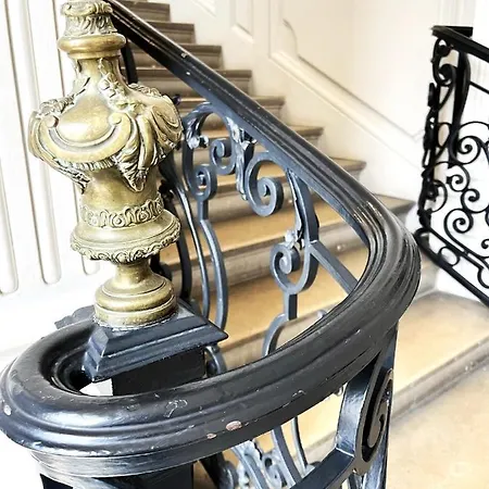Aux Clefs Des Sacres: Historic In City Center Apartment