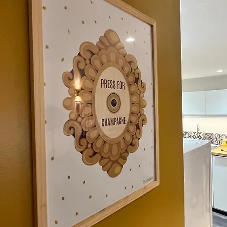 Aux Clefs Des Sacres: Historic In City Center Apartment Reims