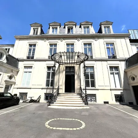Apartment Aux Clefs Des Sacres: Historic In City Center
